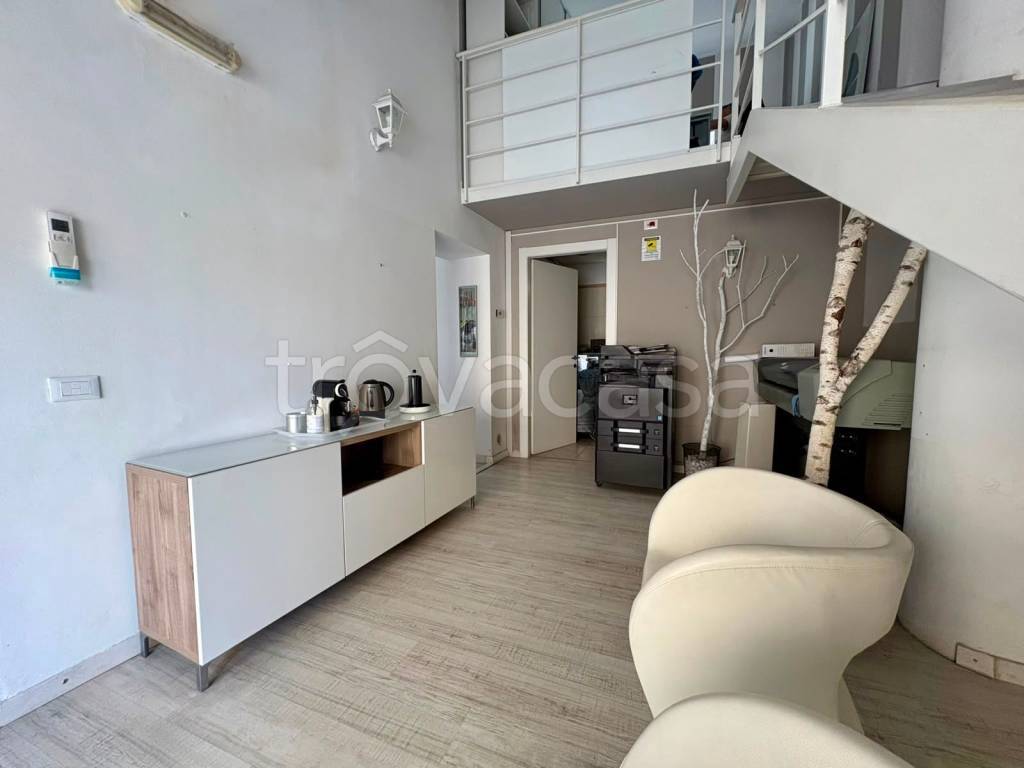 negozio in affitto a Paderno Dugnano in zona Palazzolo Milanese