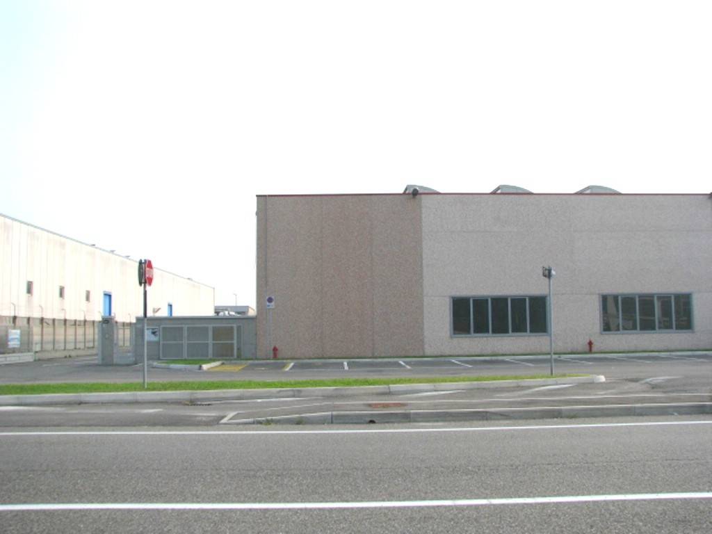 locale commerciale in affitto a Parabiago