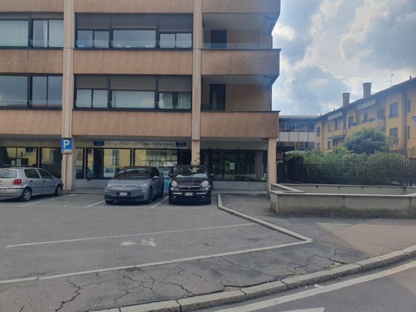 locale commerciale in affitto a Parabiago