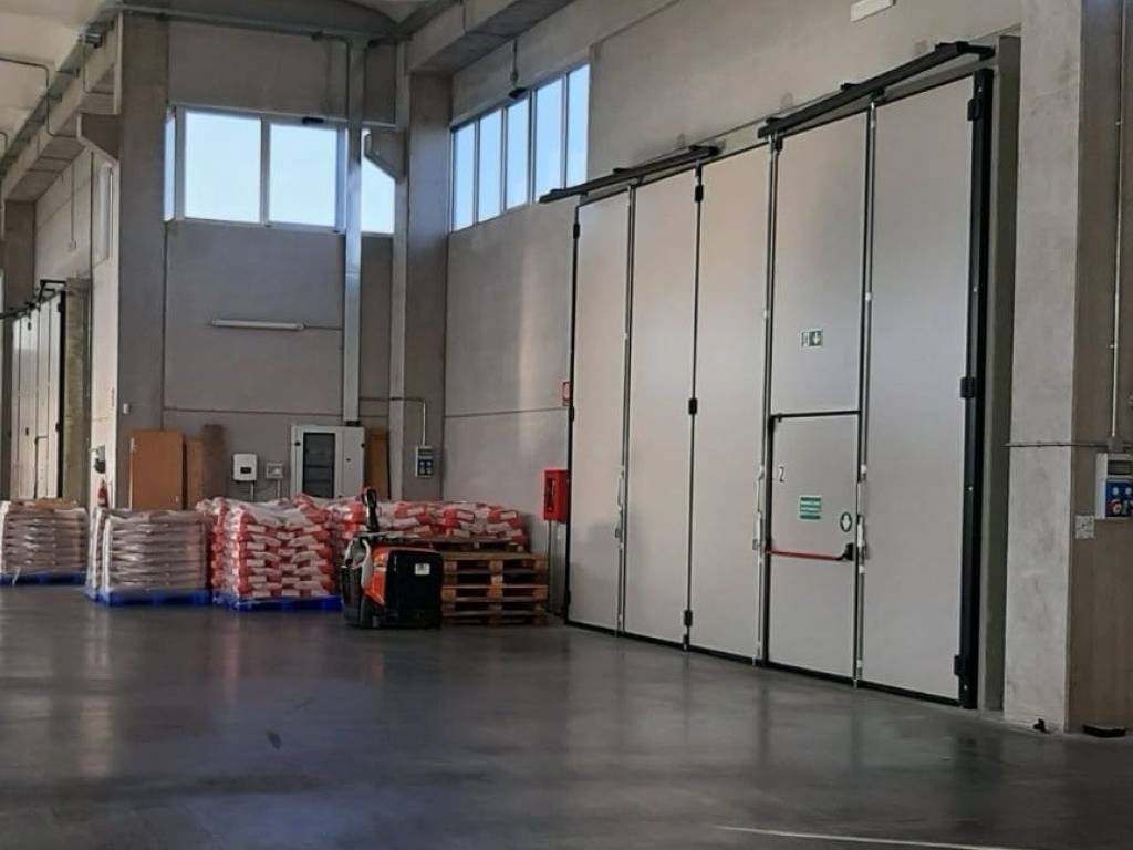 locale commerciale in affitto a Parabiago