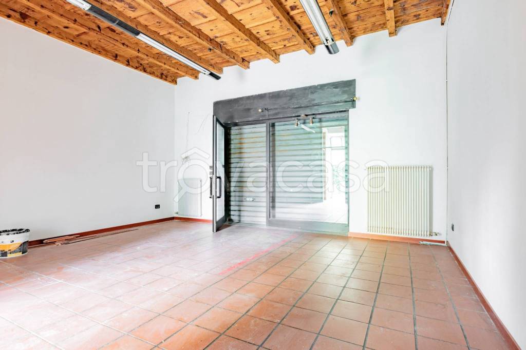 negozio in affitto a Pero