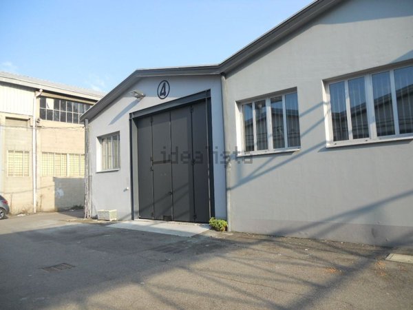 capannone in affitto a Pero