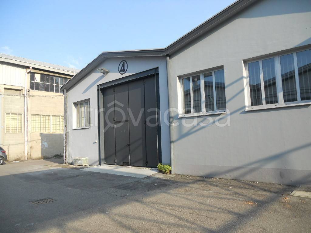 locale commerciale in affitto a Pero