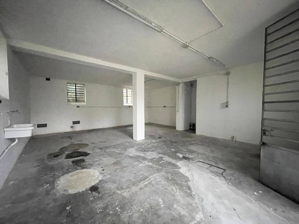 locale commerciale in affitto a Pero