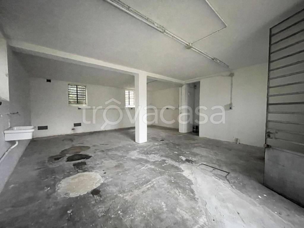 locale commerciale in affitto a Pero