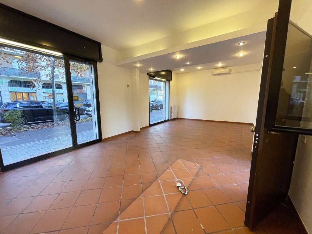 negozio in affitto a Pero