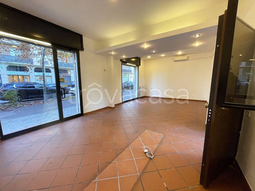 negozio in affitto a Pero