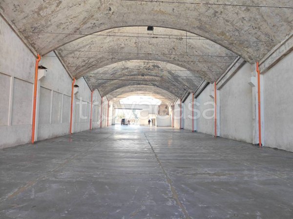 locale commerciale in affitto a Pero