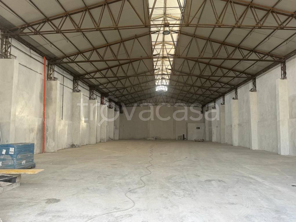 locale commerciale in affitto a Pero