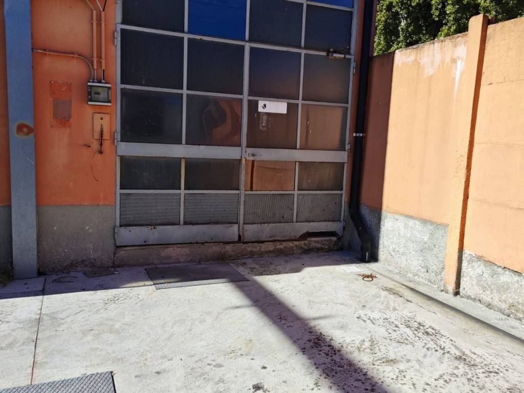 locale commerciale in affitto a Pero