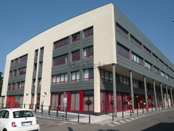 locale commerciale in affitto a Pero