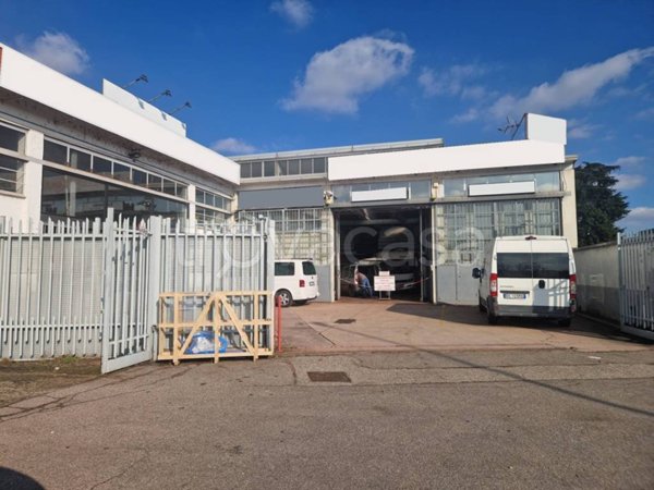 locale commerciale in affitto a Pero