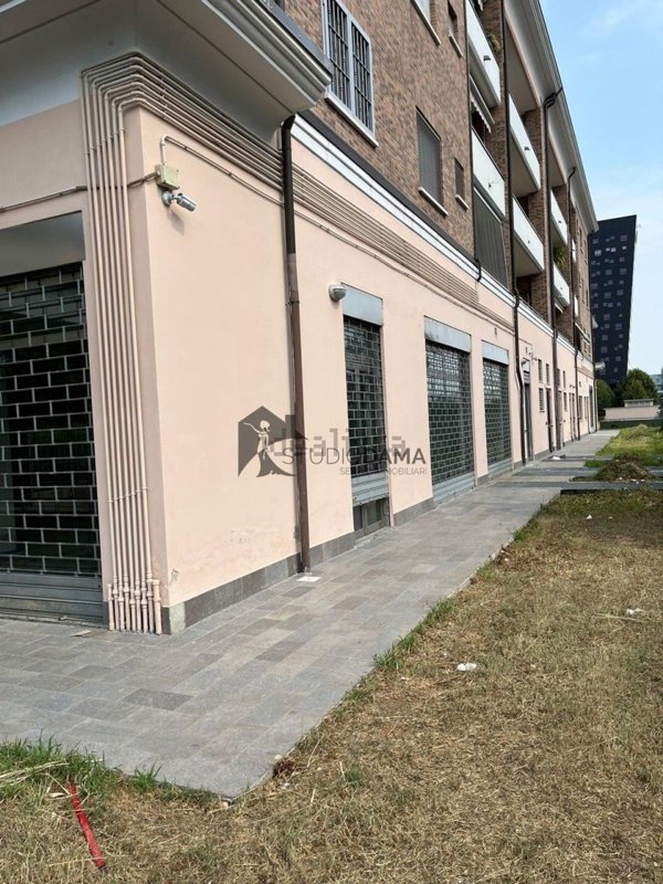 negozio in affitto a Pero