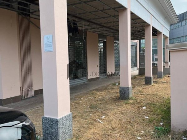 negozio in affitto a Pero