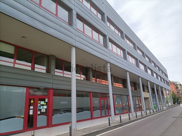 negozio in affitto a Pero