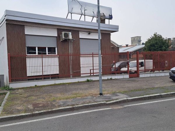 locale commerciale in affitto a Pero