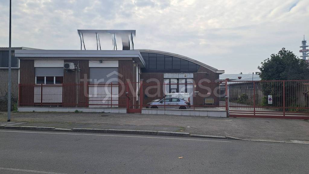 locale commerciale in affitto a Pero