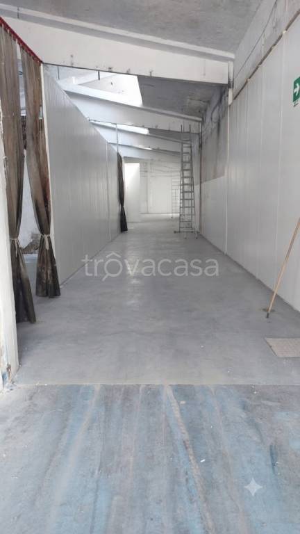 locale commerciale in affitto a Pero