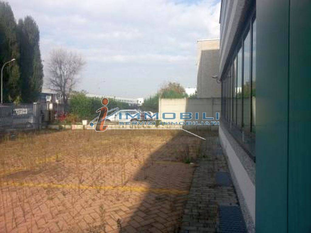 locale commerciale in affitto a Peschiera Borromeo in zona Bettola
