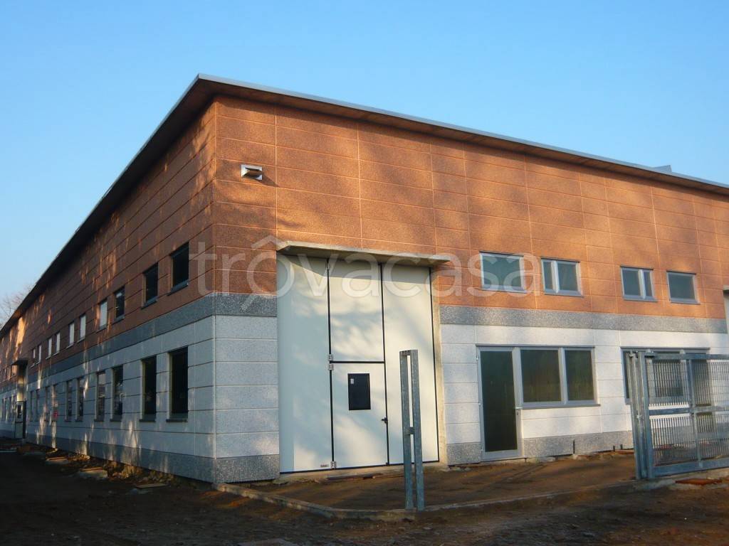 locale commerciale in affitto a Peschiera Borromeo in zona Linate