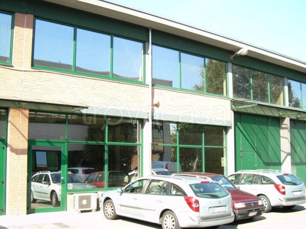locale commerciale in affitto a Peschiera Borromeo in zona Linate