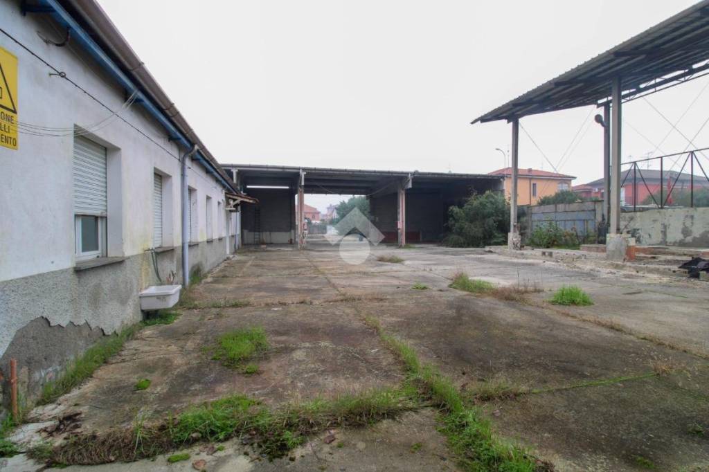 locale commerciale in affitto a Peschiera Borromeo in zona Mezzate