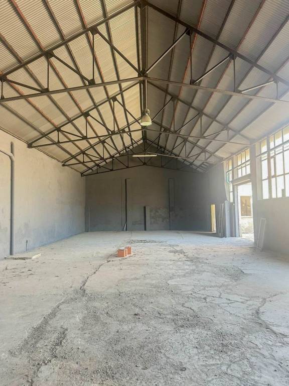 locale commerciale in affitto a Peschiera Borromeo in zona Mezzate