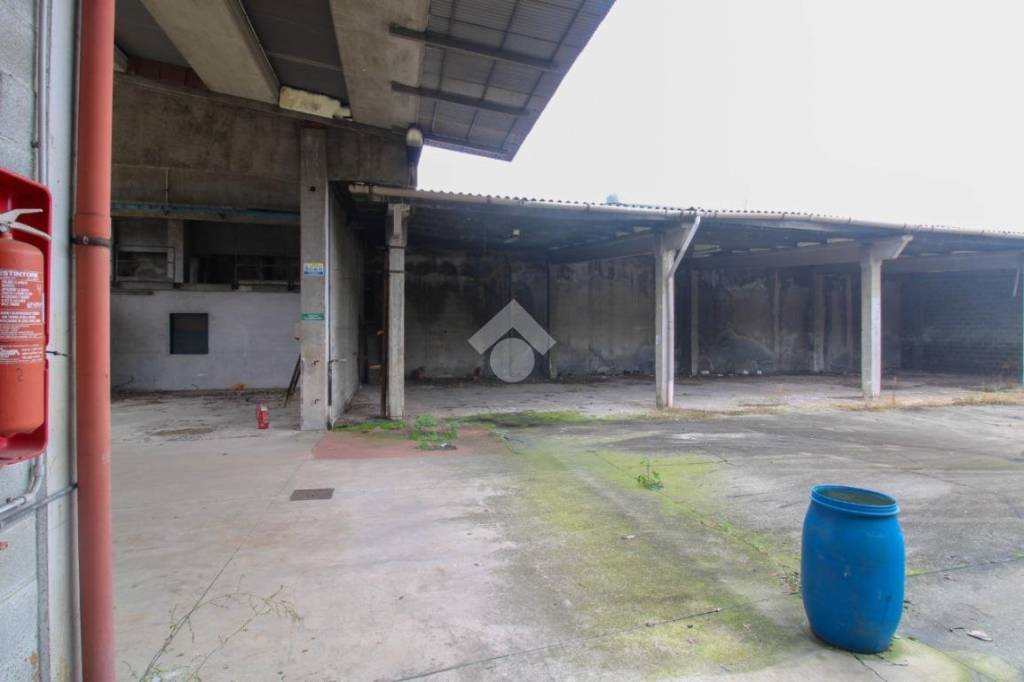locale commerciale in affitto a Peschiera Borromeo in zona Mezzate