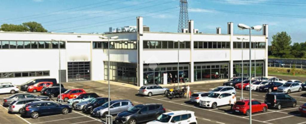 locale commerciale in affitto a Peschiera Borromeo