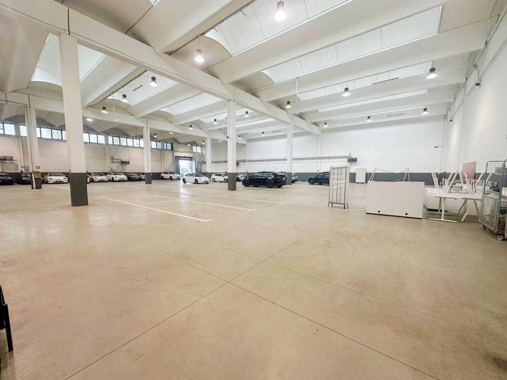 locale commerciale in affitto a Peschiera Borromeo