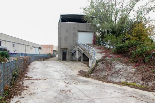 capannone in affitto a Peschiera Borromeo