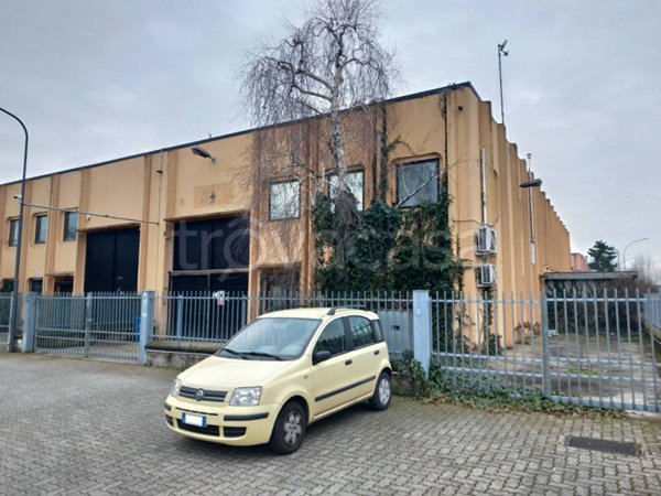 locale commerciale in affitto a Peschiera Borromeo in zona Linate