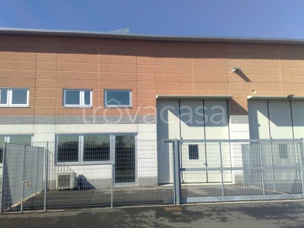 locale commerciale in affitto a Peschiera Borromeo in zona Linate