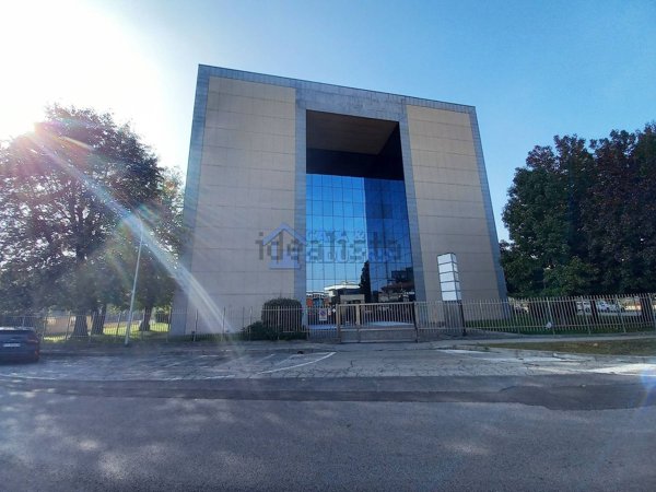 ufficio in affitto a Peschiera Borromeo in zona Linate