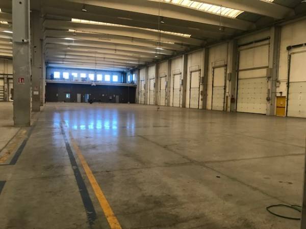 locale di sgombero in affitto a Peschiera Borromeo