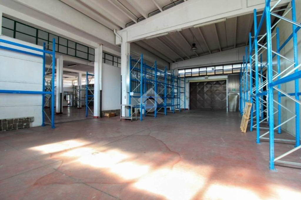 locale commerciale in affitto a Peschiera Borromeo