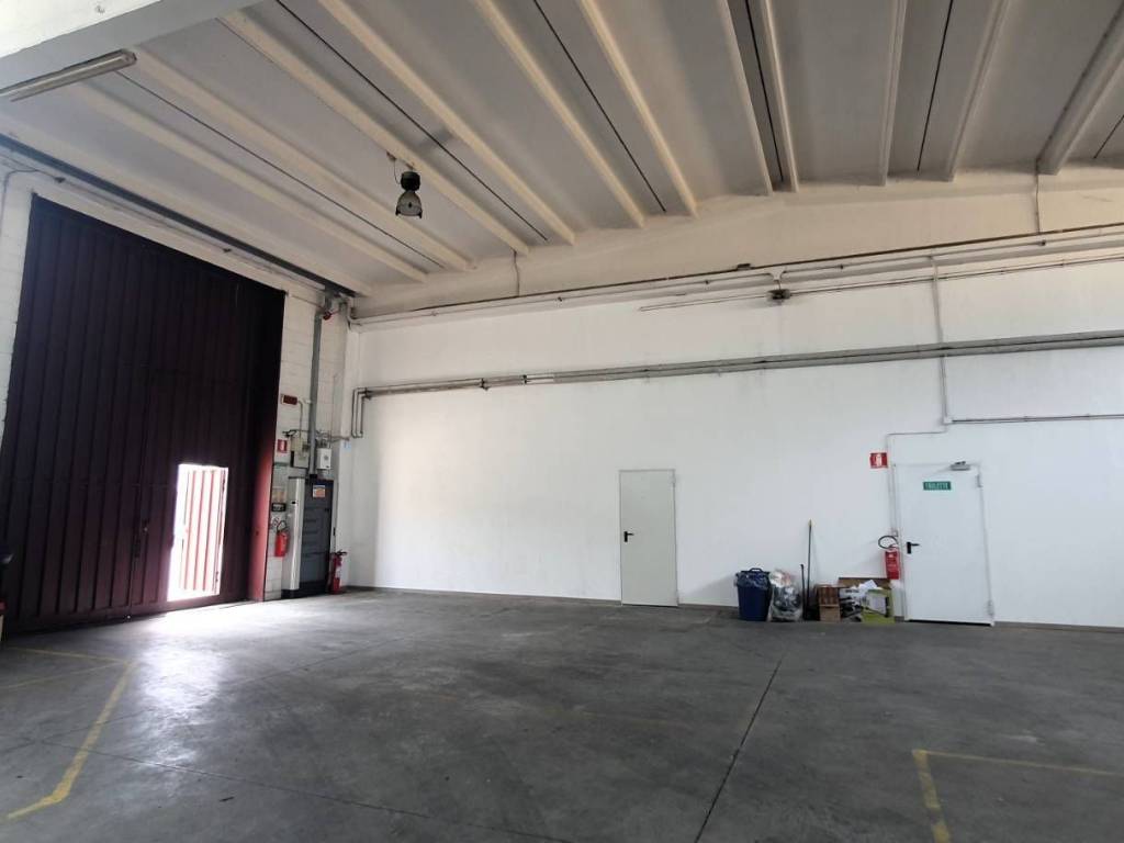 locale commerciale in affitto a Peschiera Borromeo in zona Bettola