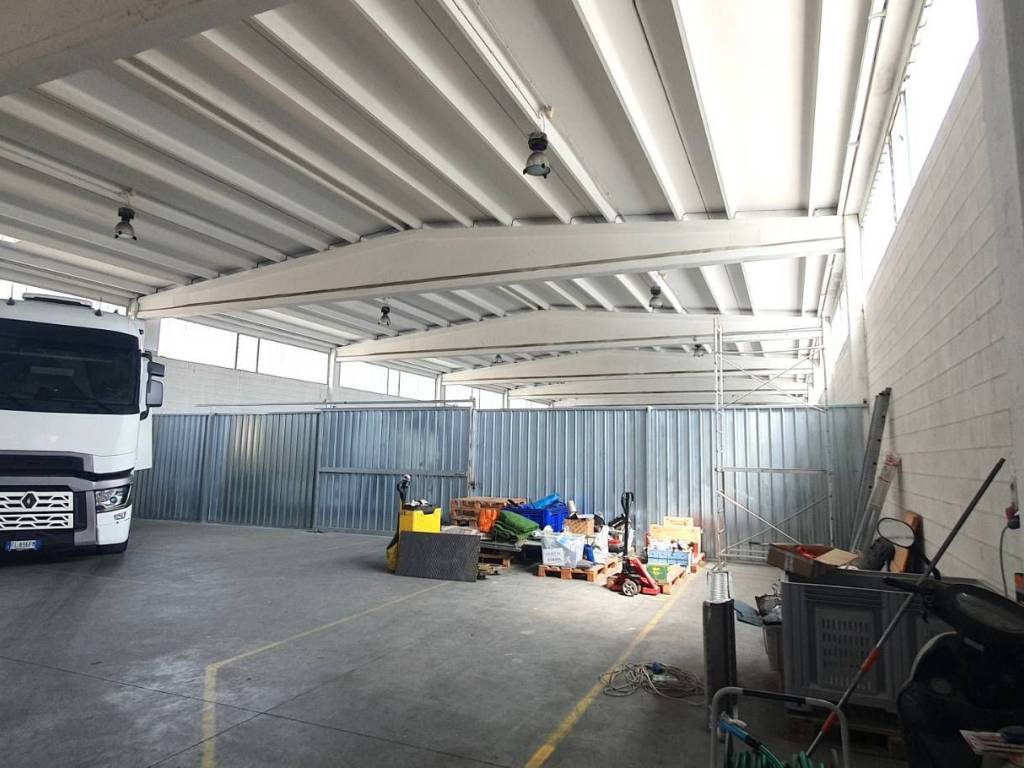 locale commerciale in affitto a Peschiera Borromeo in zona Bettola