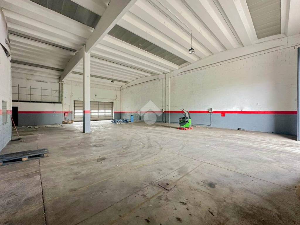 locale commerciale in affitto a Peschiera Borromeo in zona Bettola