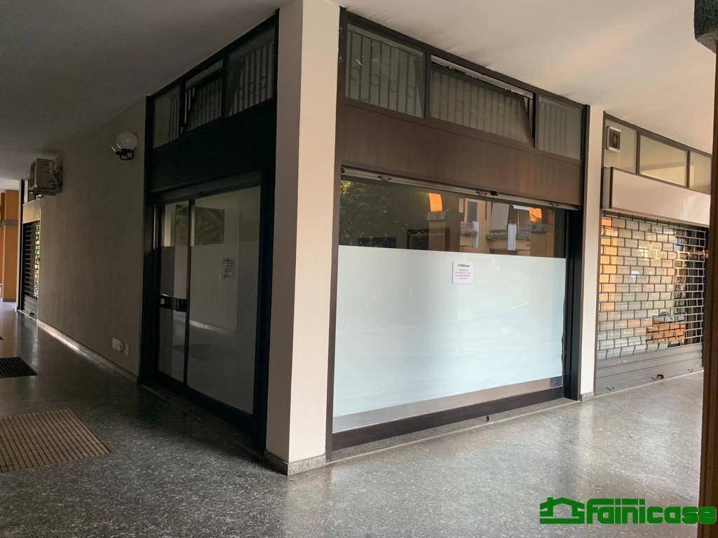 negozio in affitto a Peschiera Borromeo in zona Bettola