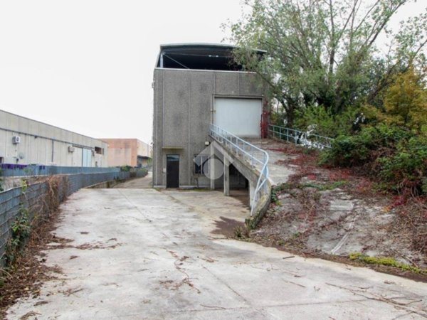 locale commerciale in affitto a Peschiera Borromeo in zona Bettola