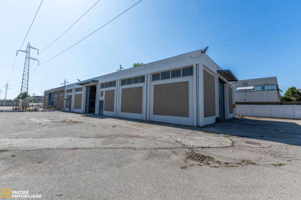 locale commerciale in affitto a Peschiera Borromeo in zona Linate