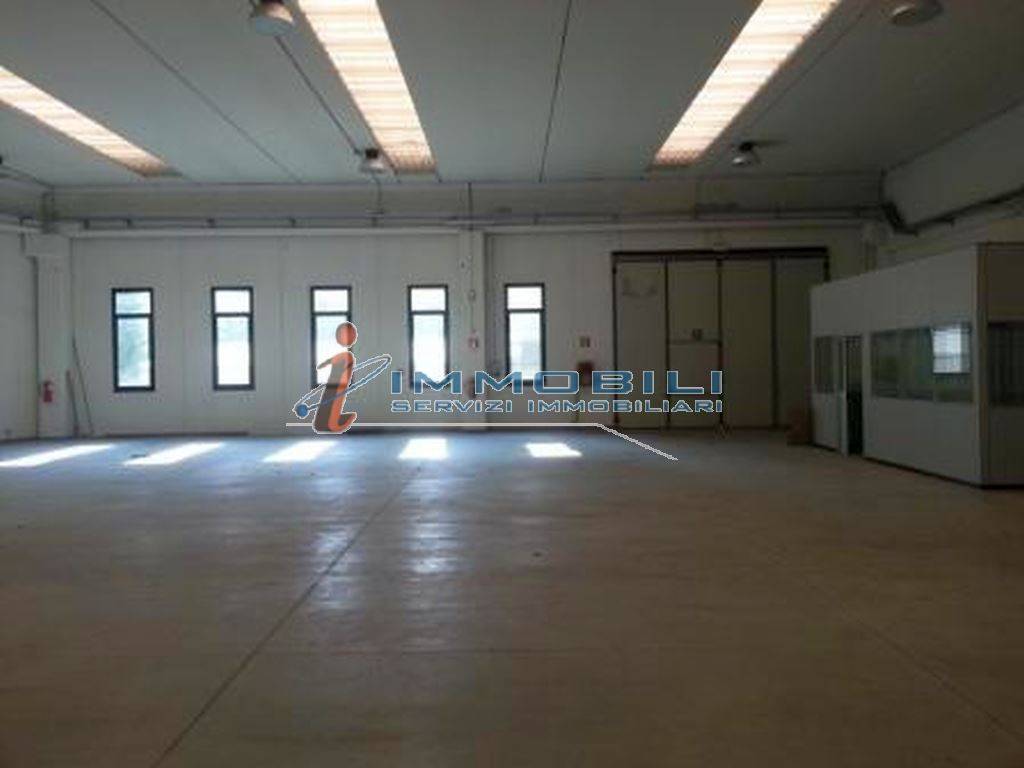 negozio in affitto a Peschiera Borromeo in zona Bettola