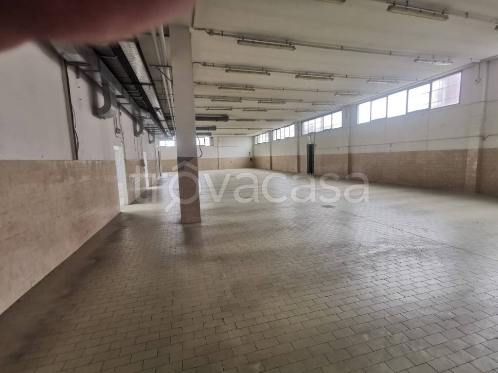 locale commerciale in affitto a Peschiera Borromeo