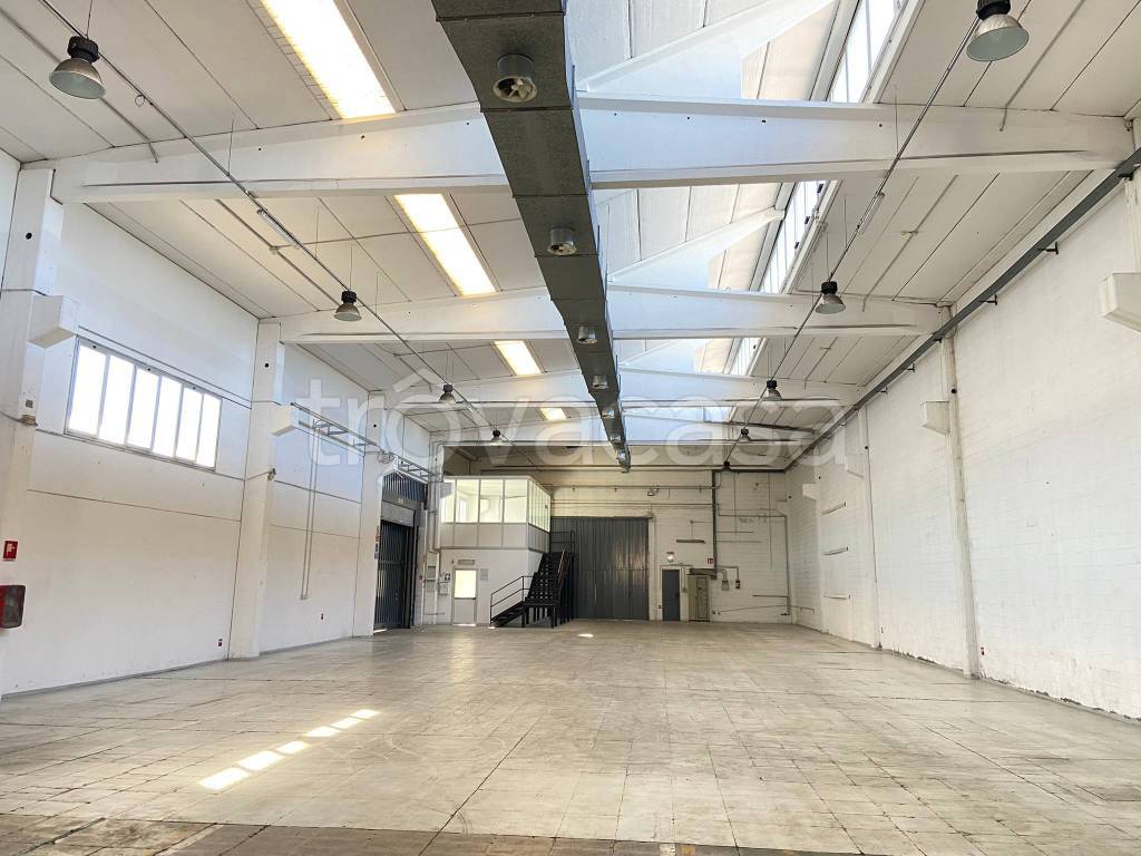 locale commerciale in affitto a Peschiera Borromeo in zona Linate