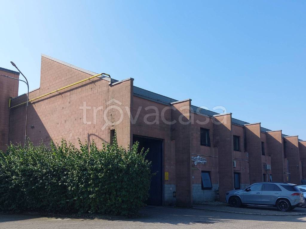 locale commerciale in affitto a Peschiera Borromeo in zona Linate