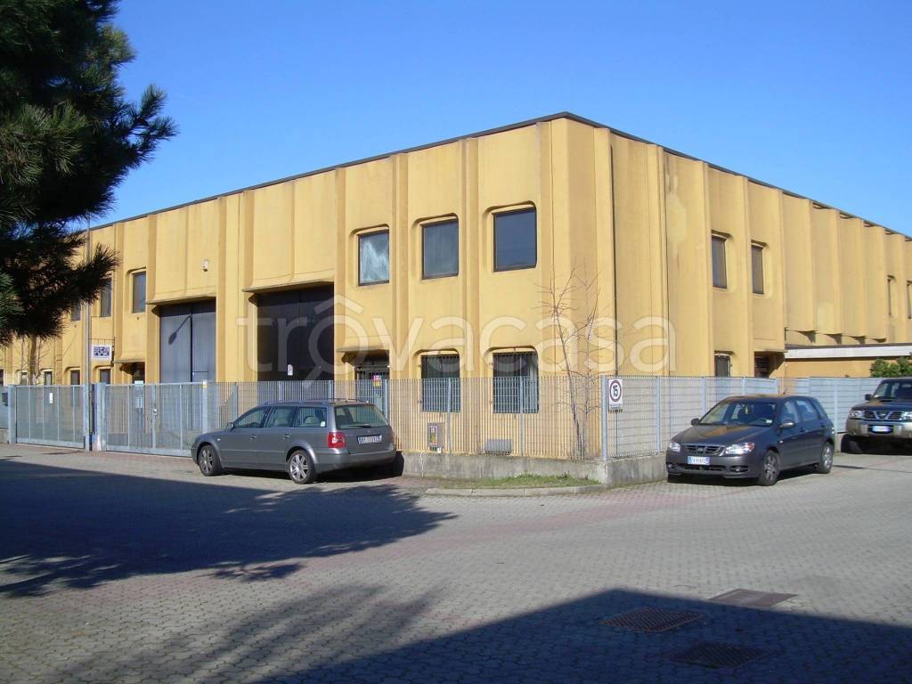 locale commerciale in affitto a Peschiera Borromeo in zona Linate