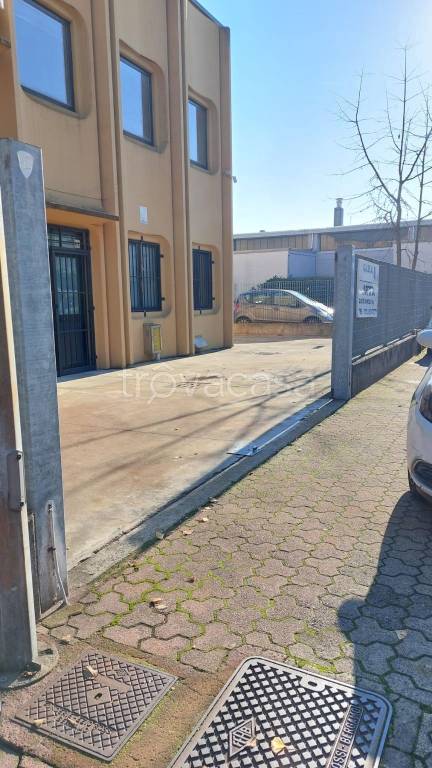 locale commerciale in affitto a Peschiera Borromeo in zona Linate