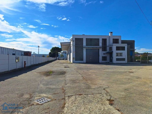 locale commerciale in affitto a Peschiera Borromeo in zona Linate