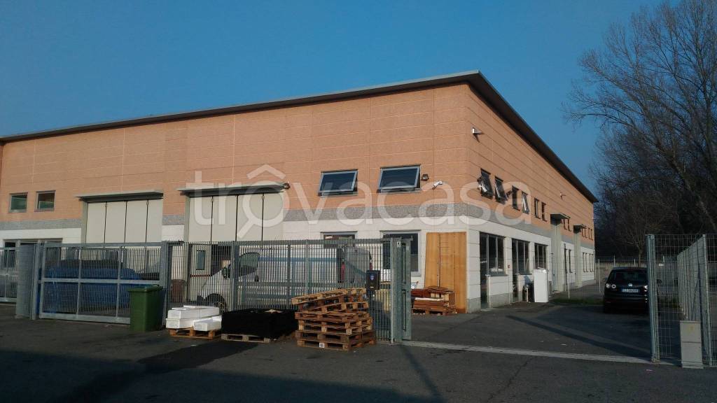 locale commerciale in affitto a Peschiera Borromeo in zona Linate